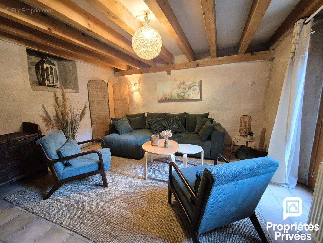 Maison à COLLONGES