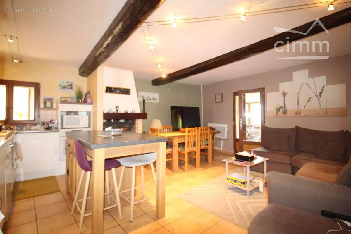 A vendre une maison de 150m² habitables avec un un jardin et une source - photo 2