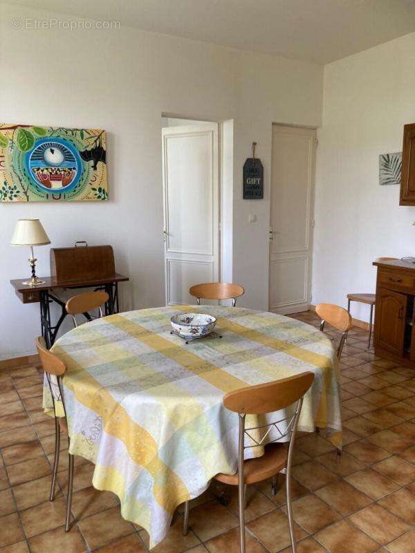 A 7 kms de Saint-André de Cubzac ,au calme à La Lande de Fronsac ,découvrez cette maison R+1  en pierre 1900  d'environ 101 m² h - photo 8