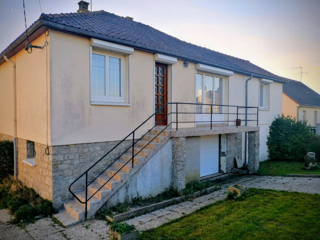 Maison à SAINT-COSME-EN-VAIRAIS