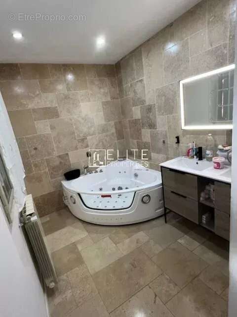 Commerce à TOURRETTES