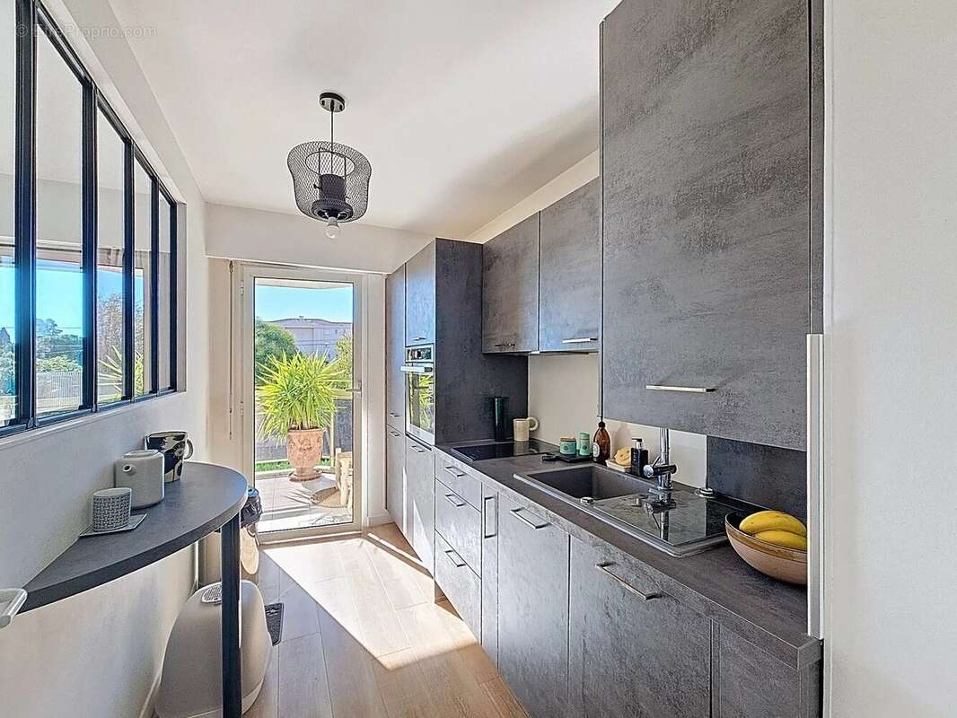 Appartement à SAINT-LAURENT-DU-VAR