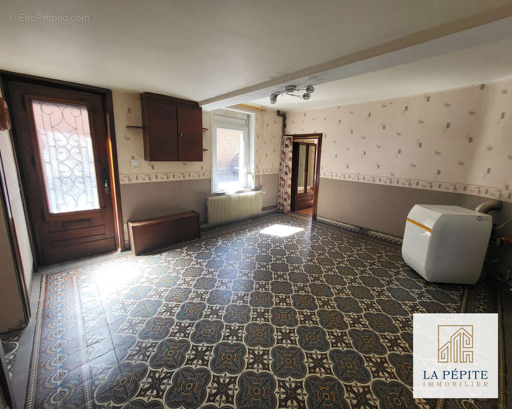 Longère mitoyenne 2 chambres avec 2 garages indépendants au coeur du centre de Solre-le-Château (59740) - photo 3