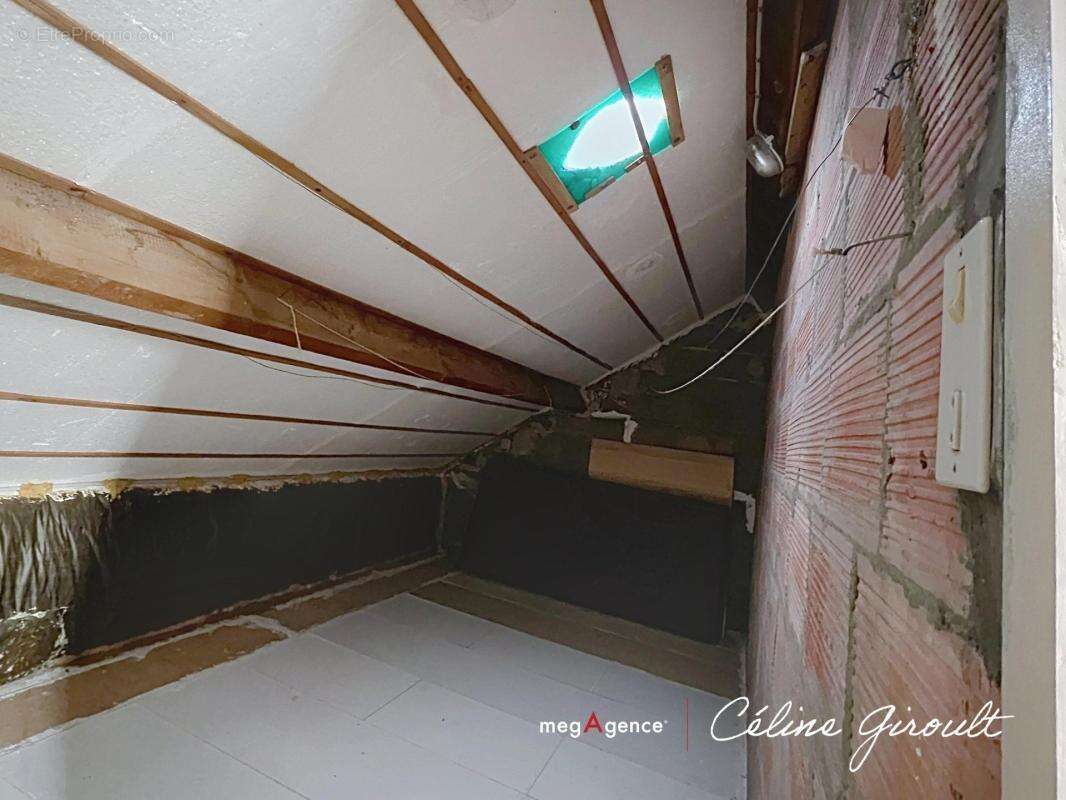 Contruction de qualité avec 7 chambres et beaucoup de stationnement ! - photo 13