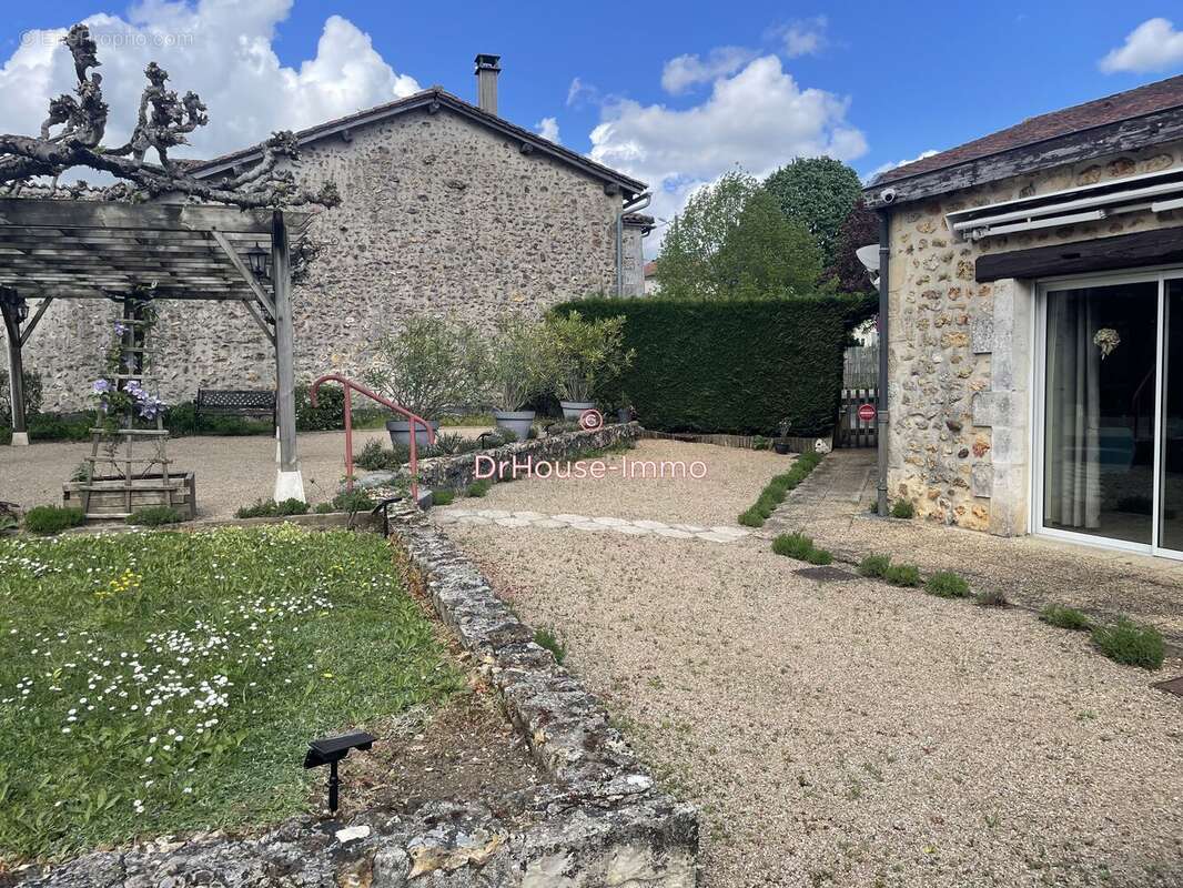 Commerce à SAINT-ADJUTORY