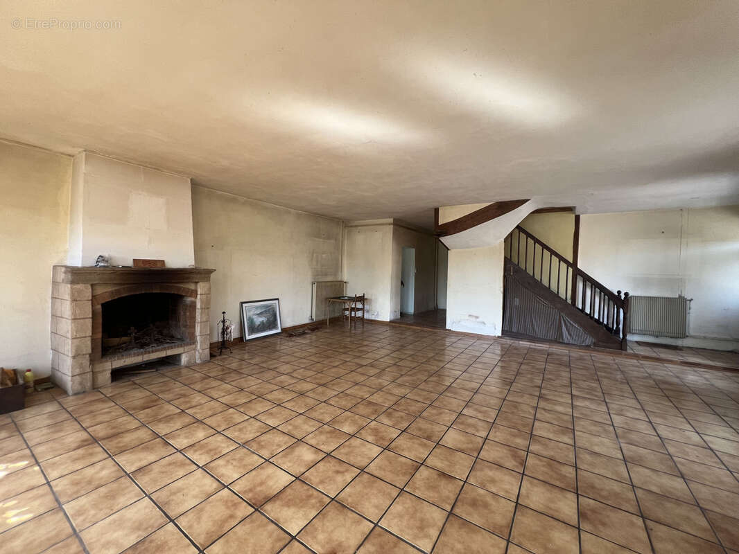 Grande maison en pierre avec dépendances - photo 4