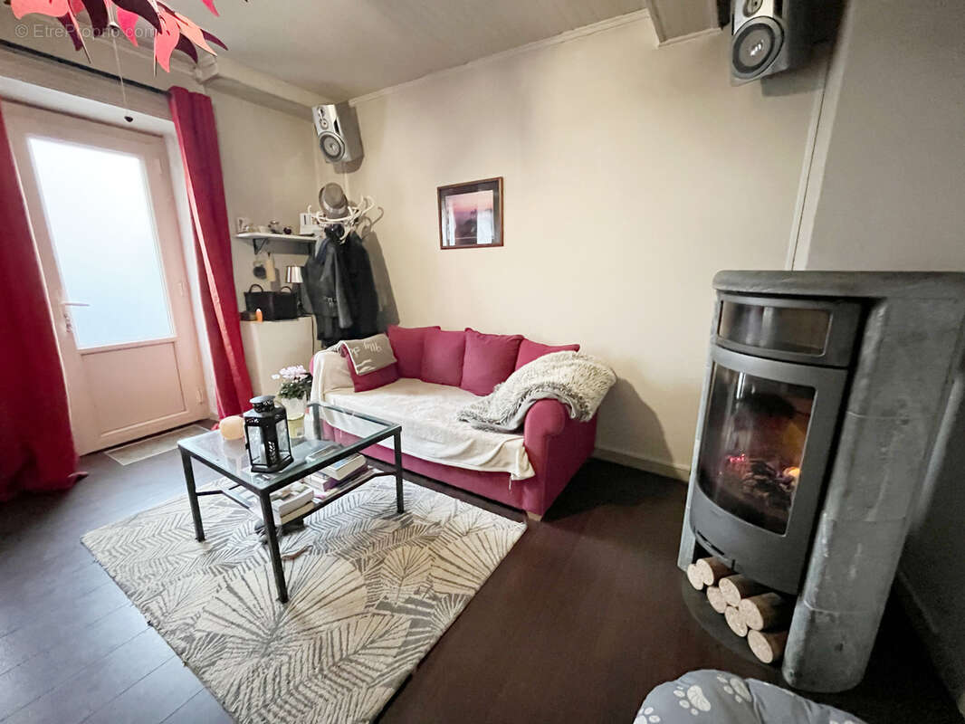 Maison à SAINT-CYR-DE-VALORGES