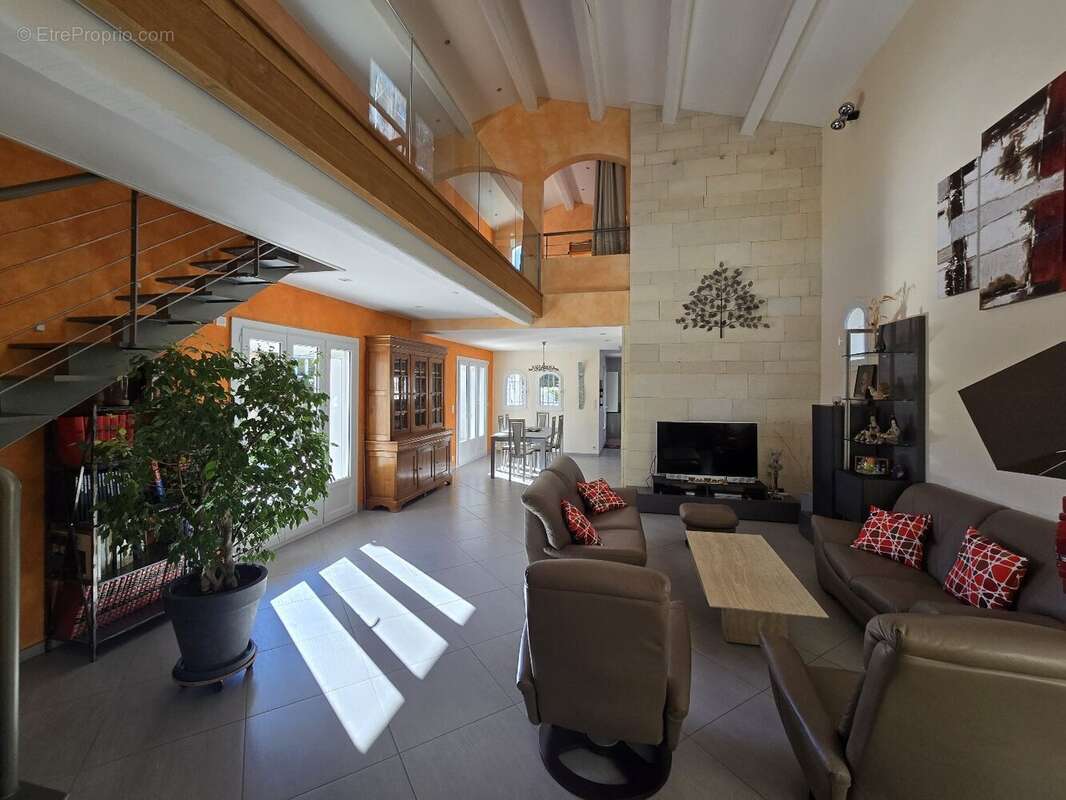 Maison 8 pièces  238 m²  Terrain 2 000 m²  Quartier résidentiel - photo 2