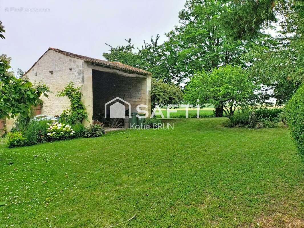 Maison 165 m² à Corme-Royal  - photo 8