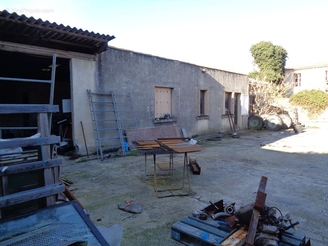30 Aimargues Hangar 900m2  centre de village sur Terrain 1700m2 - photo 4