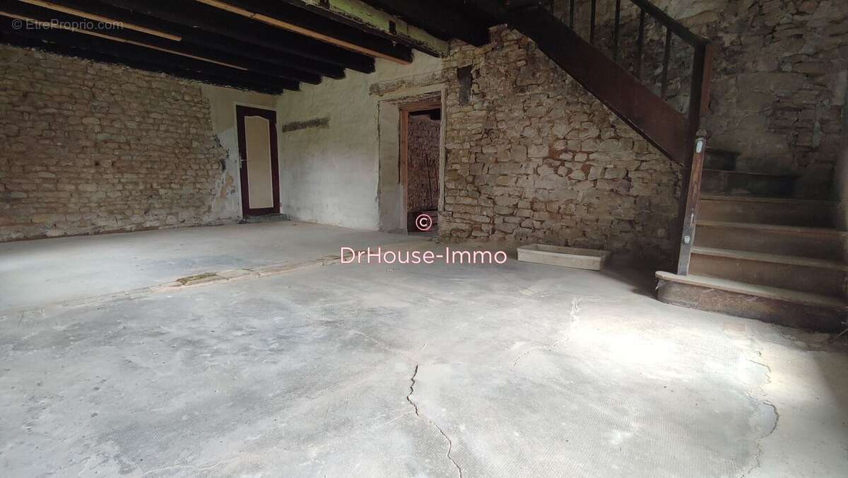 Maison 326 m² à Pleuville  - photo 6