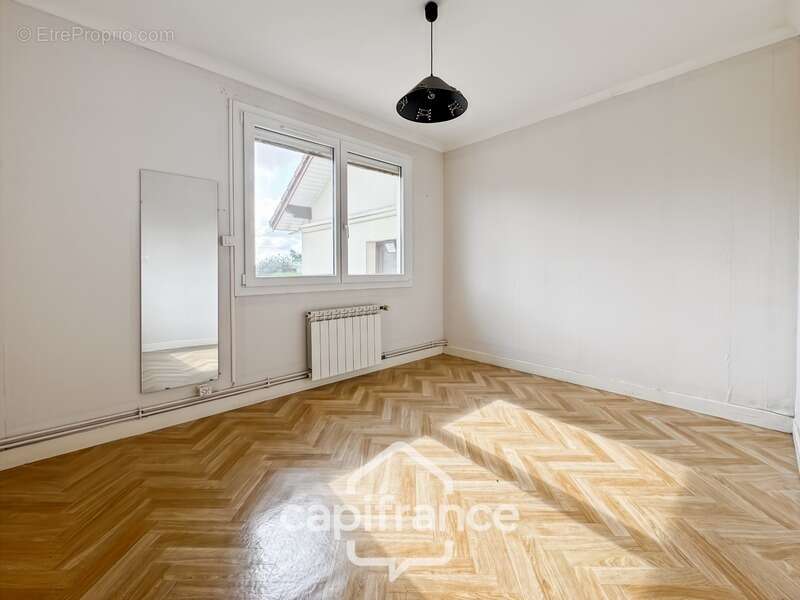 Maison de plain-pied 113 m² - 4 chambres avec fort potentiel à Tronchy - photo 5