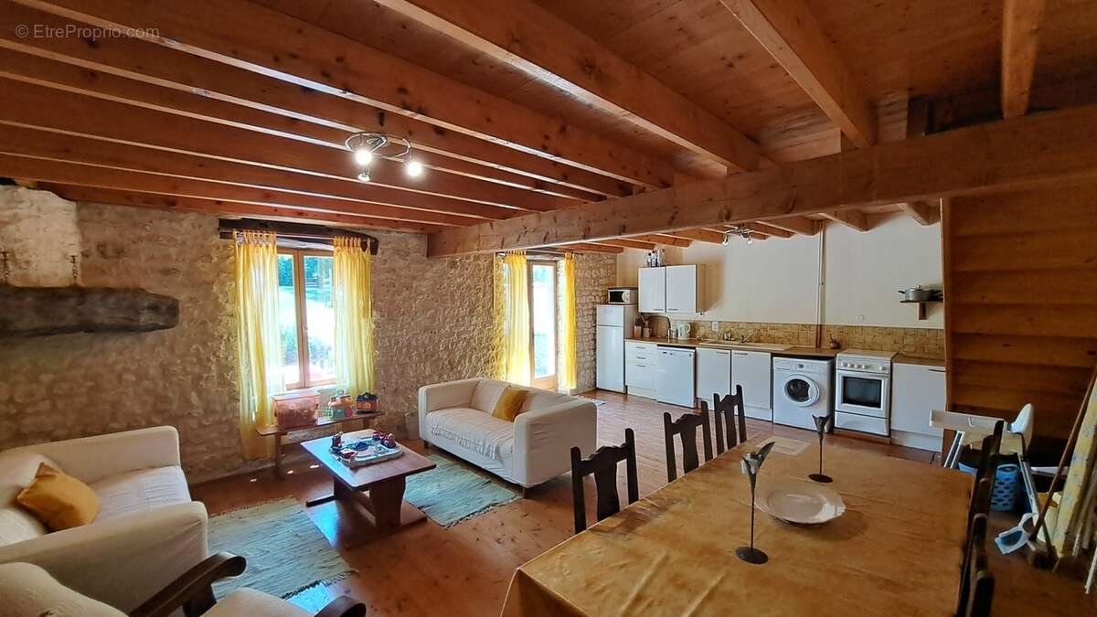 1000035256.jpg - Maison à SAINT-PIERRE-DE-JUILLERS