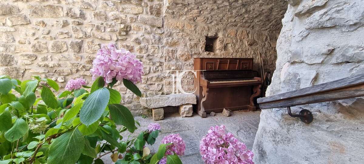 Maison ancienne avec cour intérieure, garage et caves voûtées - photo 3