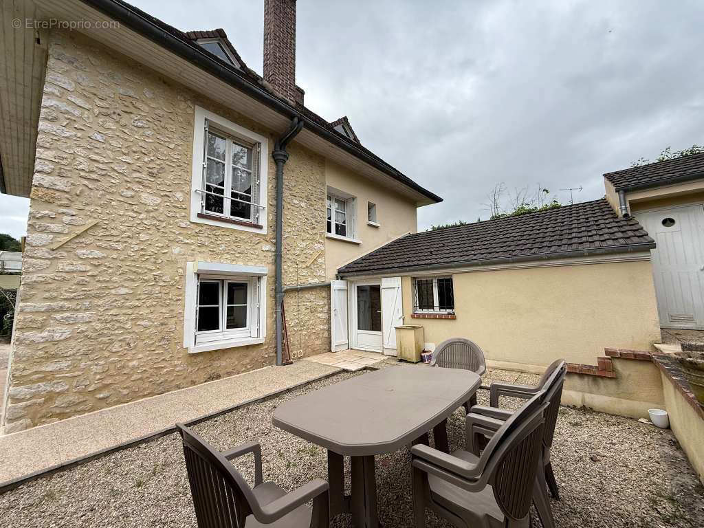 Authentique maison en pierre avec 4 chambres, dépendances et terrain de 2 207 m2 - photo 6
