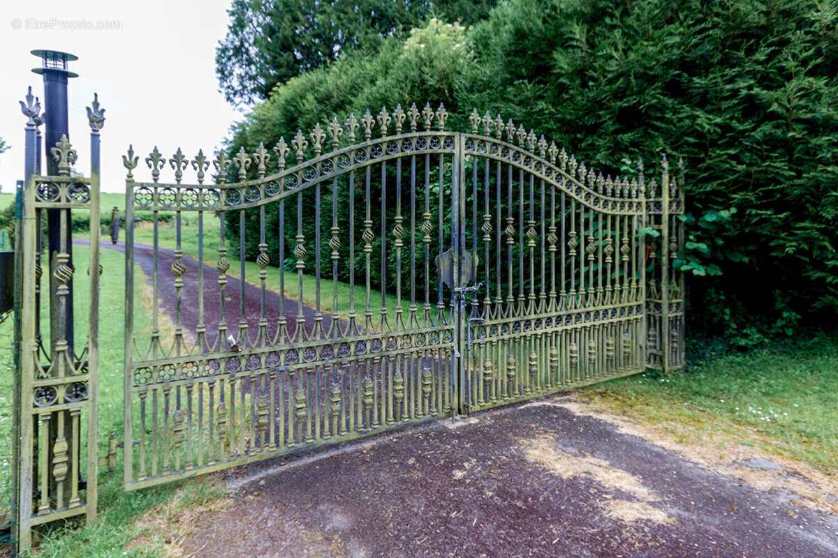 Mayenne : Manoir fortifié de 4 chambres avec dépendance, granges, boulangerie et enclos. - photo 18