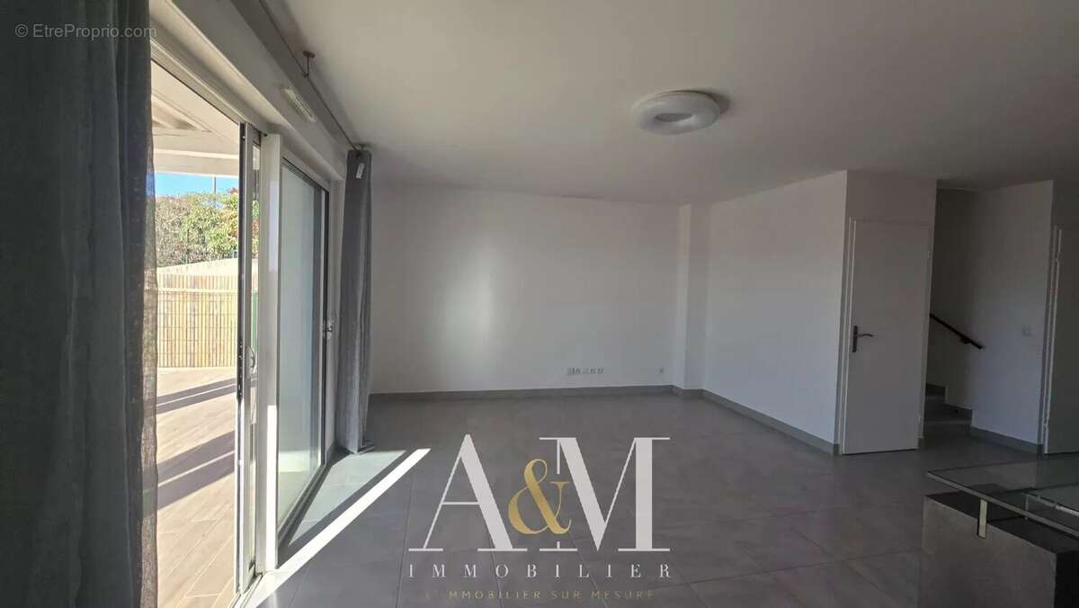 Maison à SAINT-CLEMENT-DE-RIVIERE