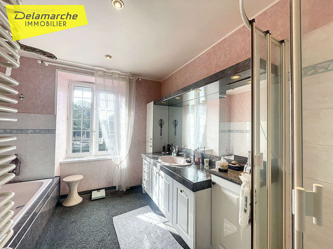 Maison à CERENCES