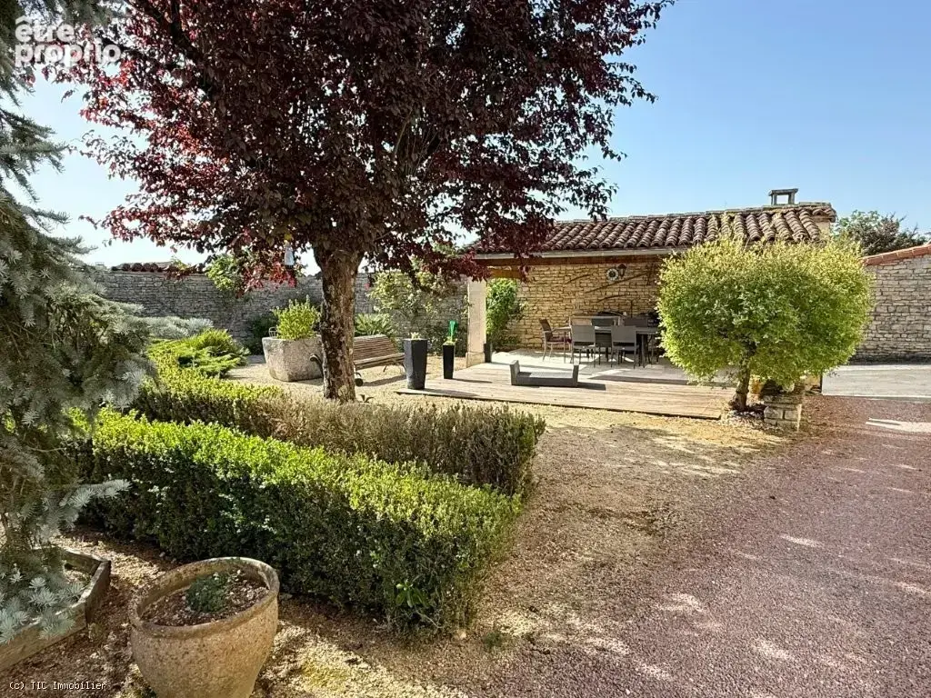 Située au coeur de Verteuil-sur-Charente, village historique - photo 8