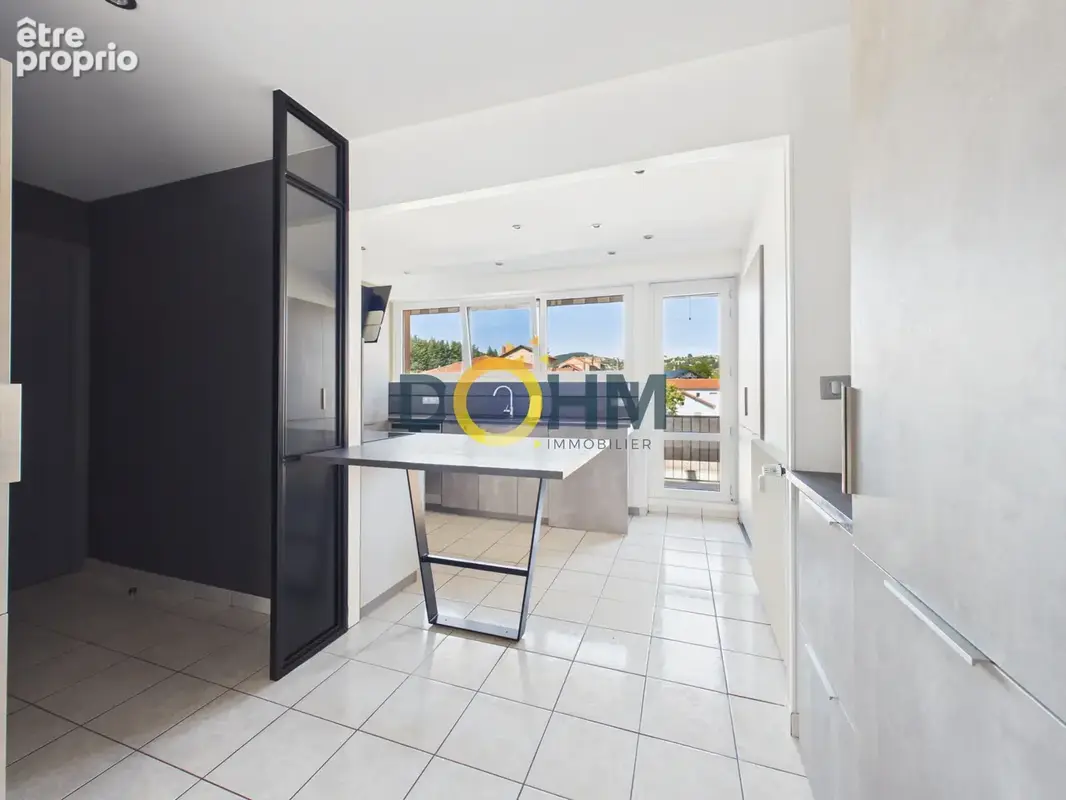 Appartement T4 de 109 m2 rénové avec goût au 1er étage avec ascenseur - photo 3