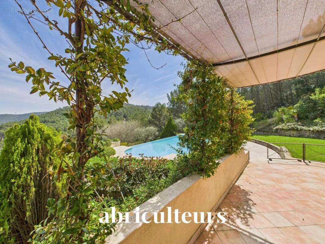 Magnifique villa de 296 m² avec piscine, sauna, spa, terrain de 1,2 ha et vue exceptionnelle à Rognes (13840) - photo 7