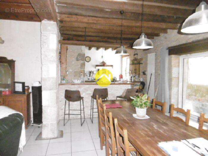 Maison à SAINT-HILAIRE-SUR-BENAIZE