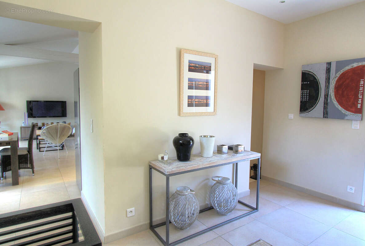 À vendre villa de 150 m² 5 pièces avec une jolie vue mer sur le golfe de saint-tropez et les collines, avec piscine et parking,  - photo 10