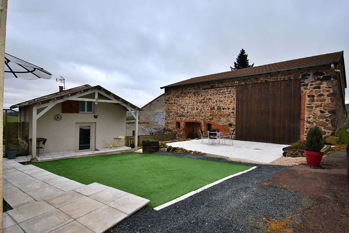 Maison à SAINT-PRIEST-LA-ROCHE