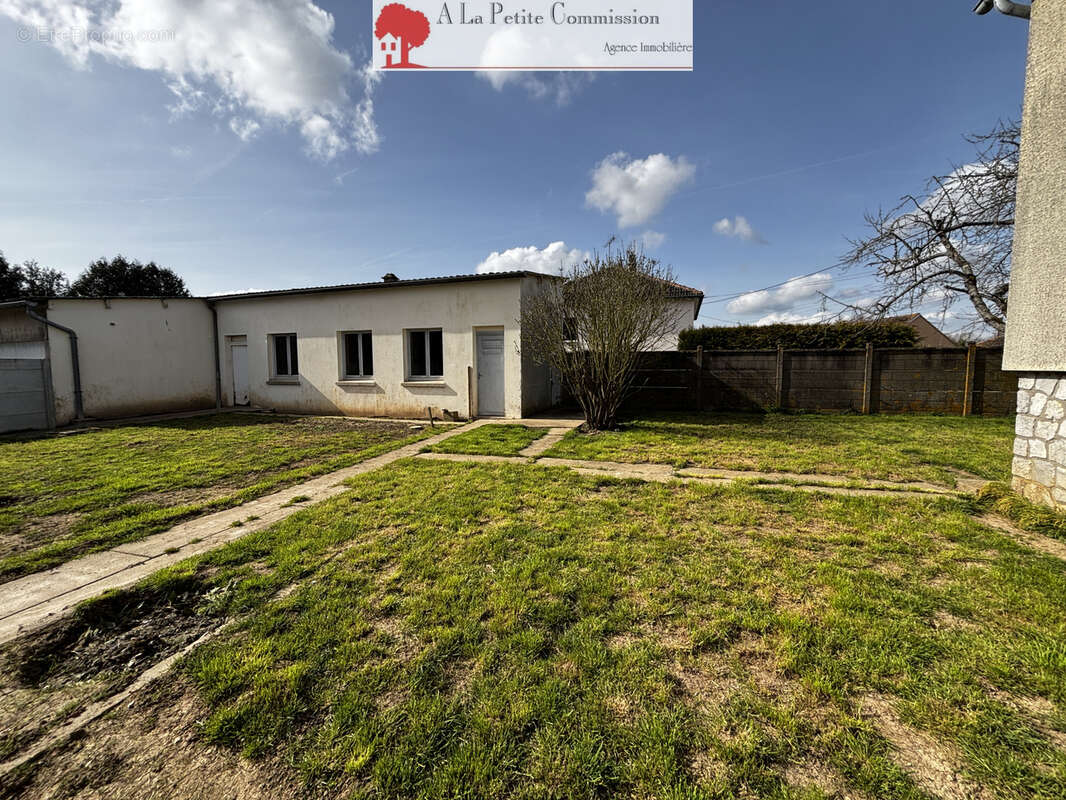 Maison à BERCHERES-LES-PIERRES