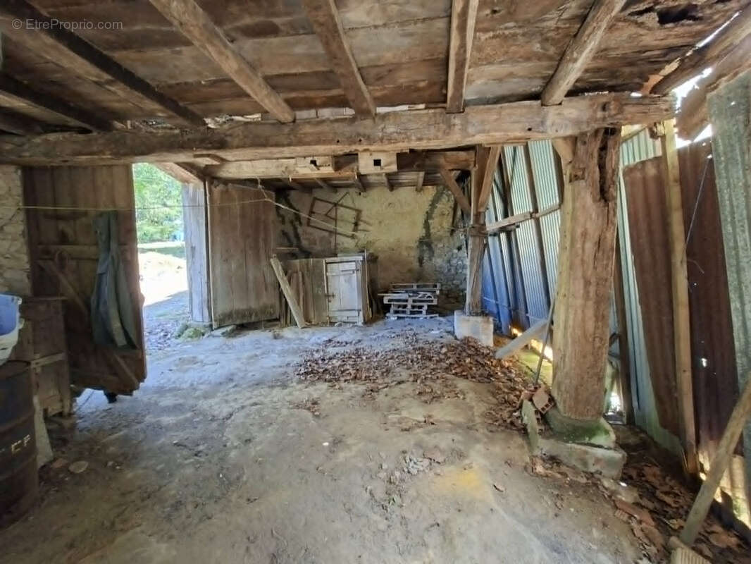 Corps de ferme des années 70 avec dépendances et 5 Hectares de terres et bois d'un seul tenant. - photo 5