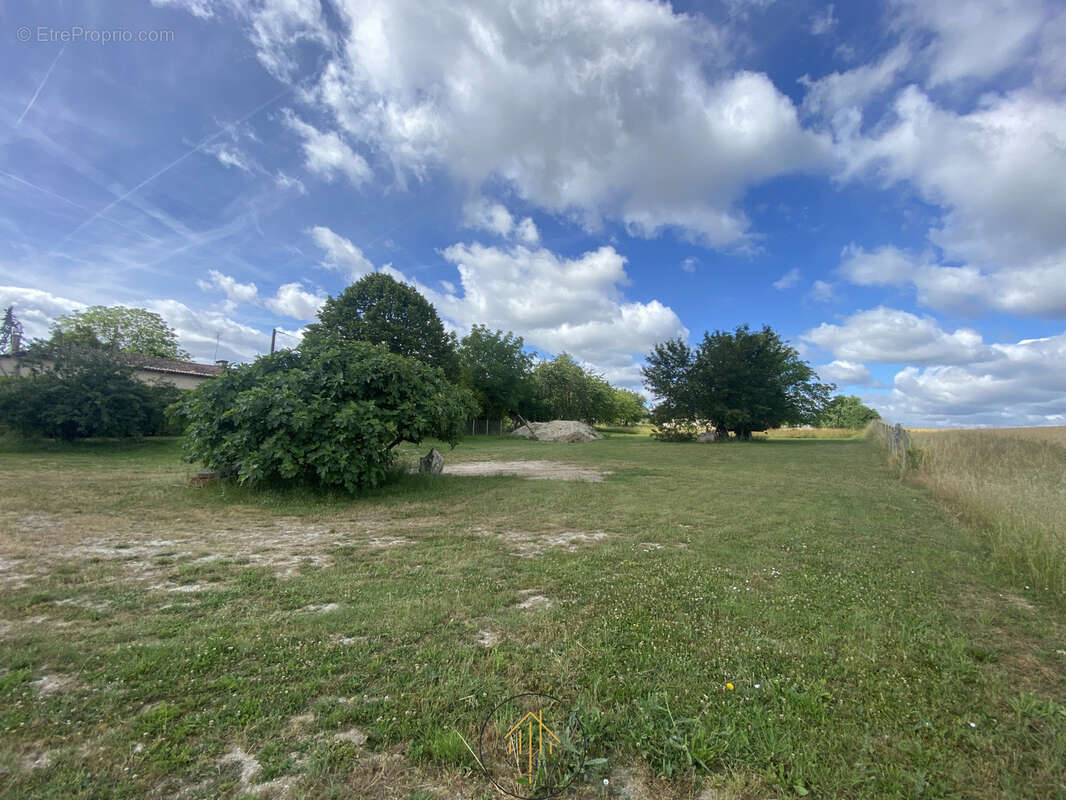 Terrain constructible de 2 500 m2 à Yviers   Une belle opportunité pour votre projet ! - photo 2