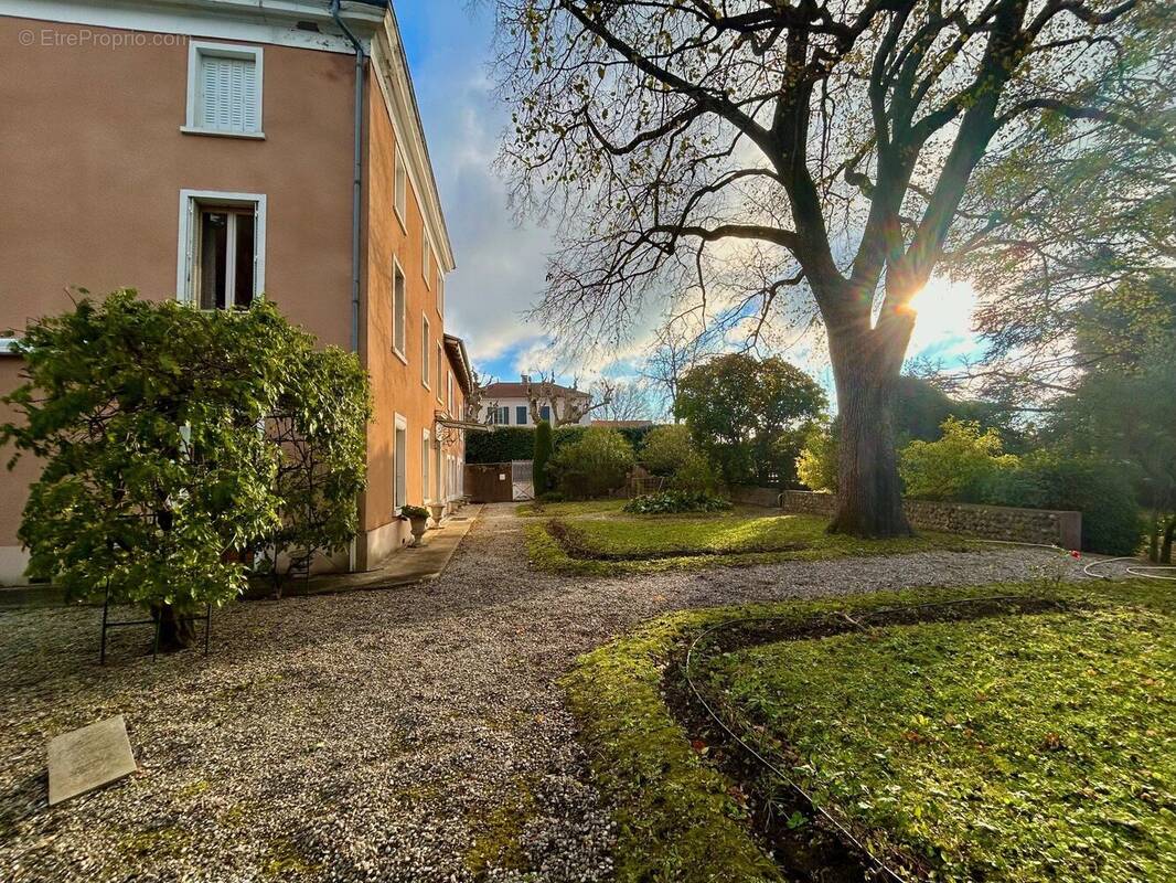 Maison à CHANOS-CURSON