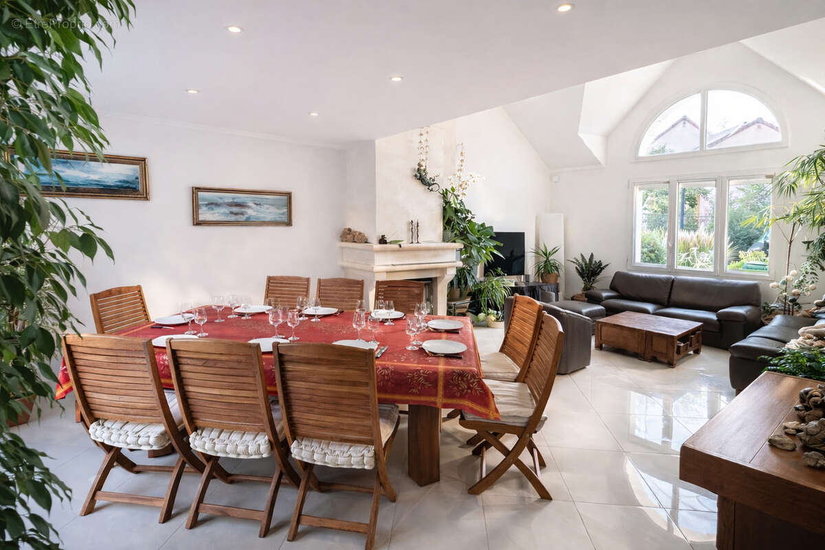 Maison à VOISINS-LE-BRETONNEUX