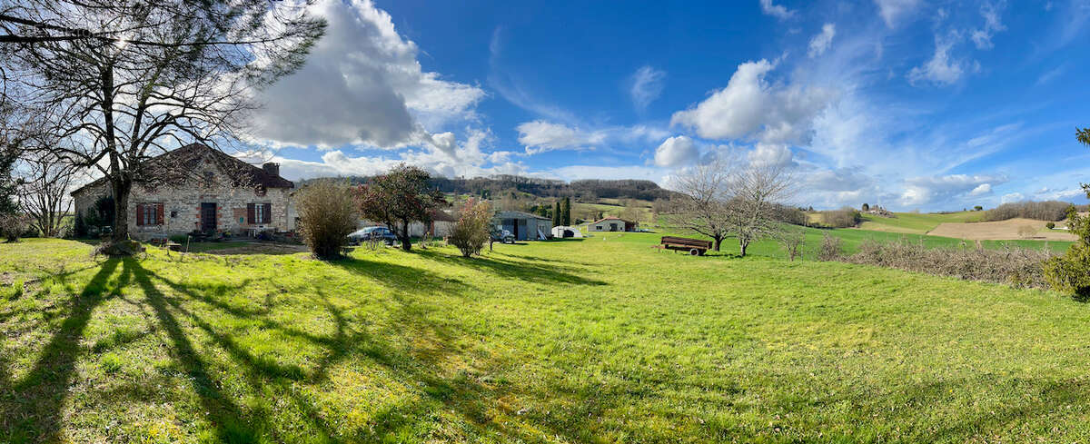 Propriété en pierres avec vue panoramique d'environ 186m2 avec grange de 440 m² et dépendances. Campagne du Lot-et-Garonne. Au c - photo 15