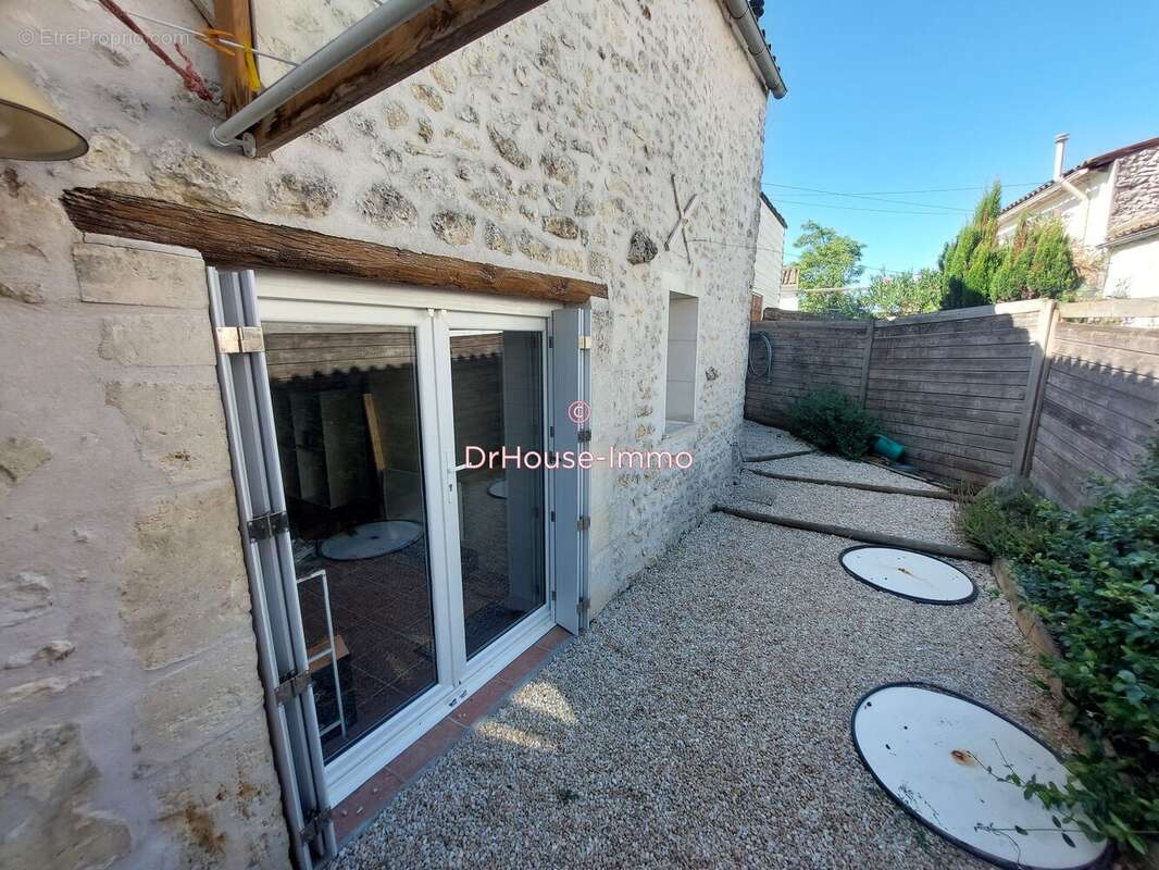 Maison 75 m² à Corme-Ecluse  - photo 2