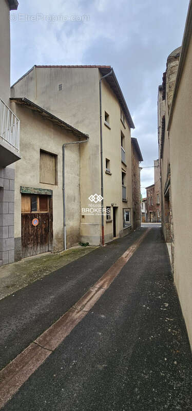 Appartement à LES MARTRES-DE-VEYRE