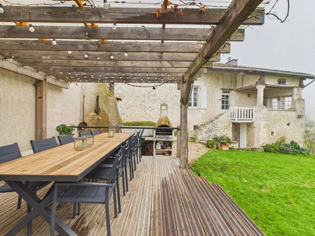 Maison à NANTEUIL-AURIAC-DE-BOURZAC