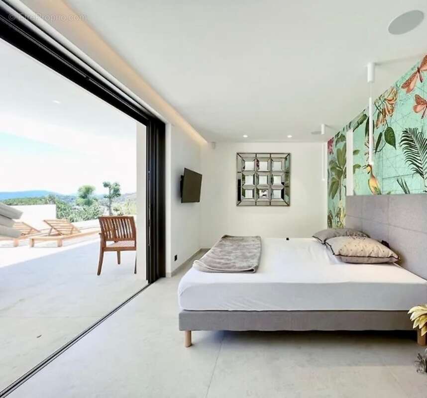 Dpt Var (83), à vendre SAINTE MAXIME maison P6 de 280 m² - Terrain de 1637 m² - photo 13