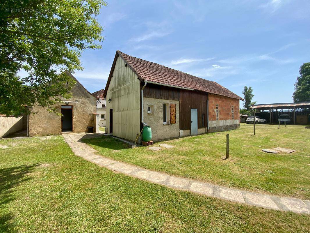 Ancienne ferme en pierre avec studio et dépendances - photo 2