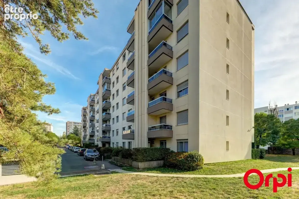 Appartement type 3 proche du Métro Cuire au calme - photo 14