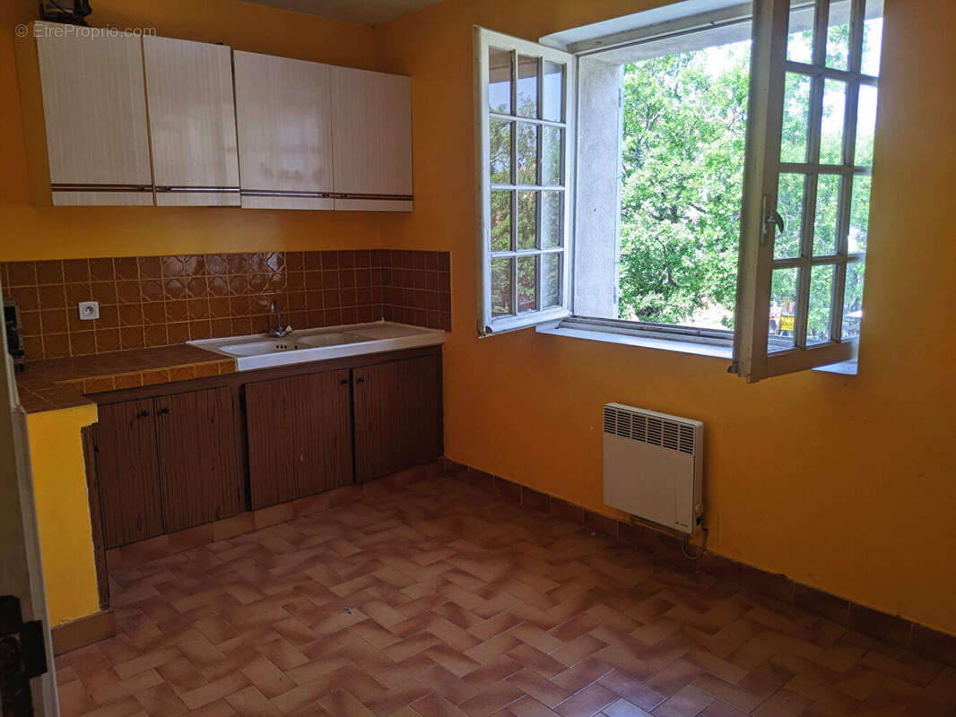 Appartement à LES SALLES-SUR-VERDON