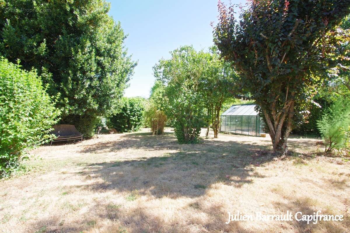 Maison familiale en pierre de 150m² avec 3 chambres rénovée en 2006 sur un terrain arboré et clos de 1617 m² - photo 14