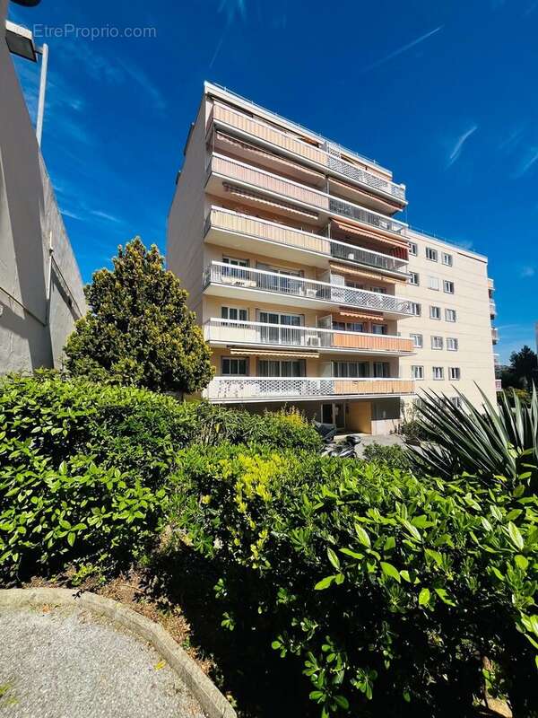 Appartement à SAINT-LAURENT-DU-VAR