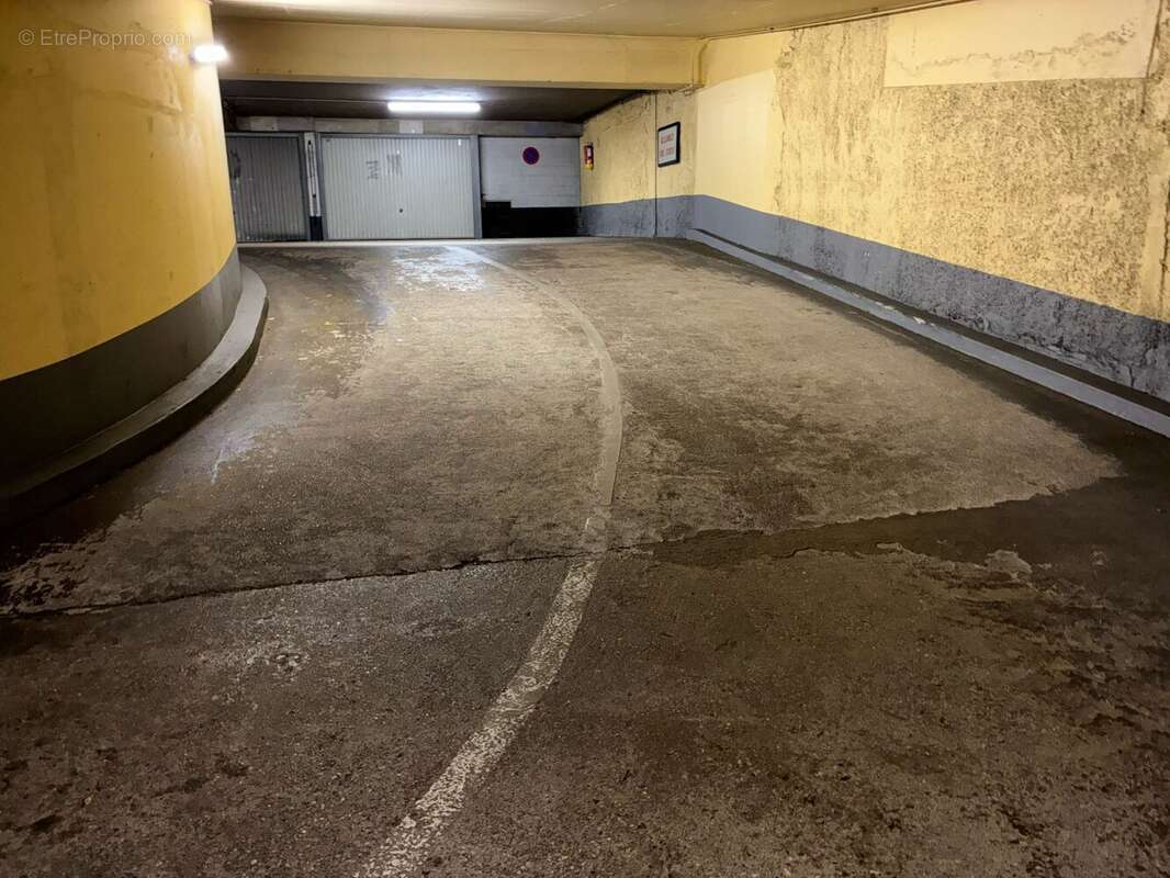 Parking à PARIS-16E