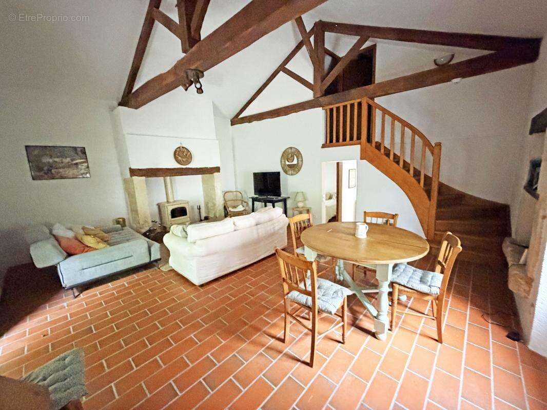 Maison à SAINT-JEAN-D'ESTISSAC