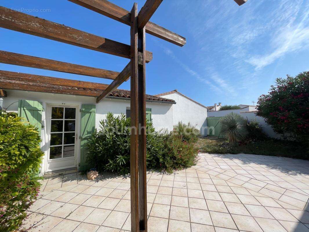 Maison de plain-pied – 83 m² avec dépendance – Terrasse & Jardin – Le Bois-Plage-en-Ré - photo 3