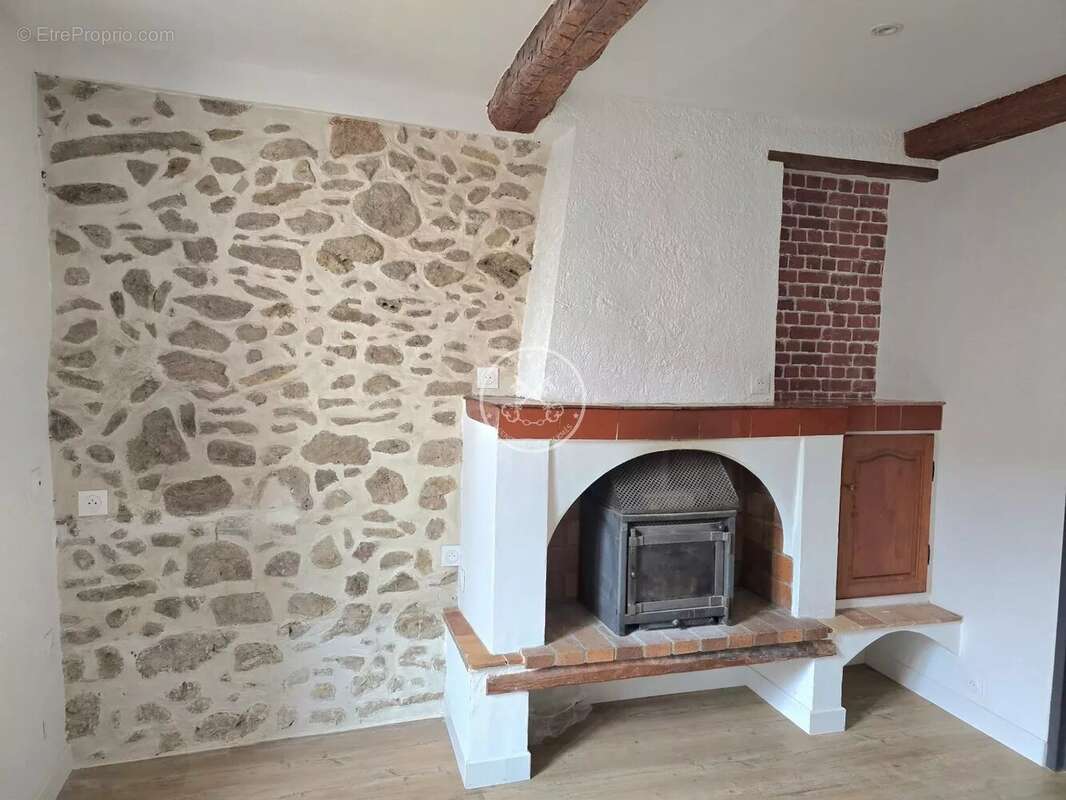 Appartement à BAGNOLS-EN-FORET