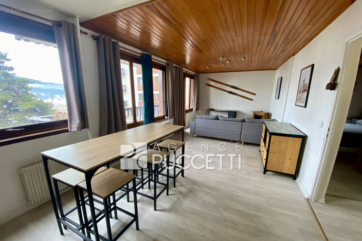 Appartement à GREOLIERES