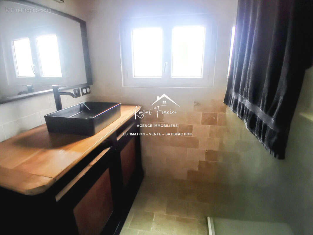 Salle d'eau récente avec douche et fenêtre - Maison à BOSSAY-SUR-CLAISE