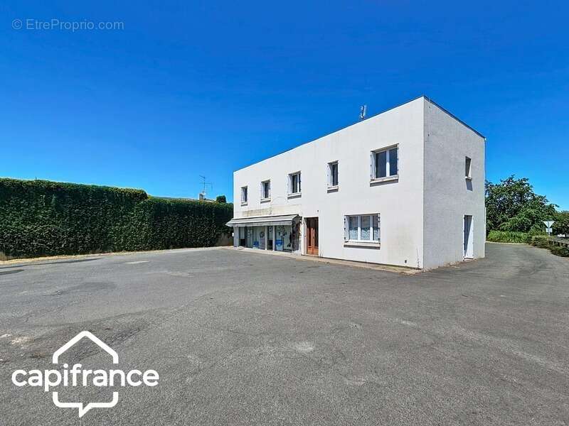 Local d’activité 260 m² + logement 132 m² – parking privé – terrain 1 690 m² – forte visibilité – Thouars (79100) - photo 2